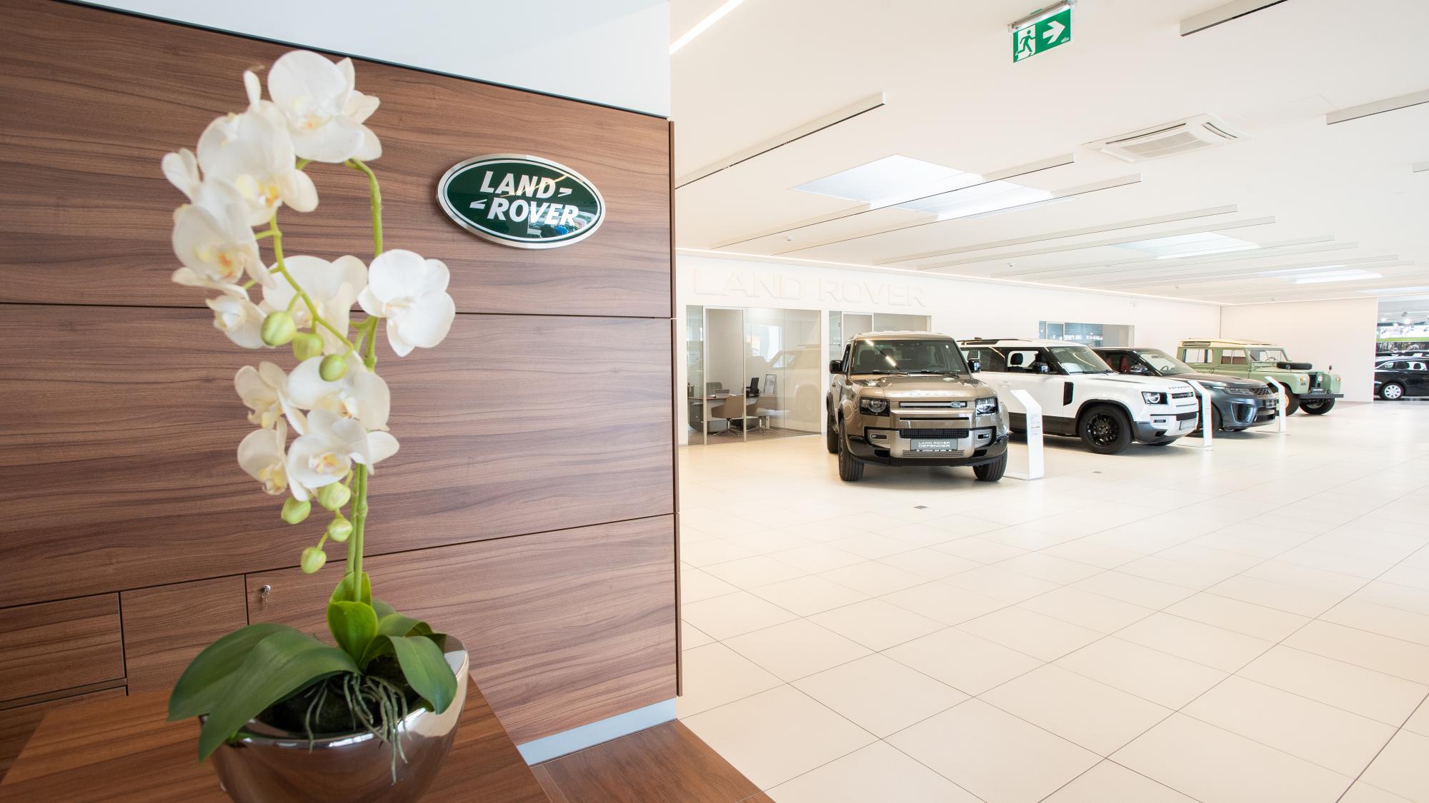Land Rover Schauraum Autohaus Lehr